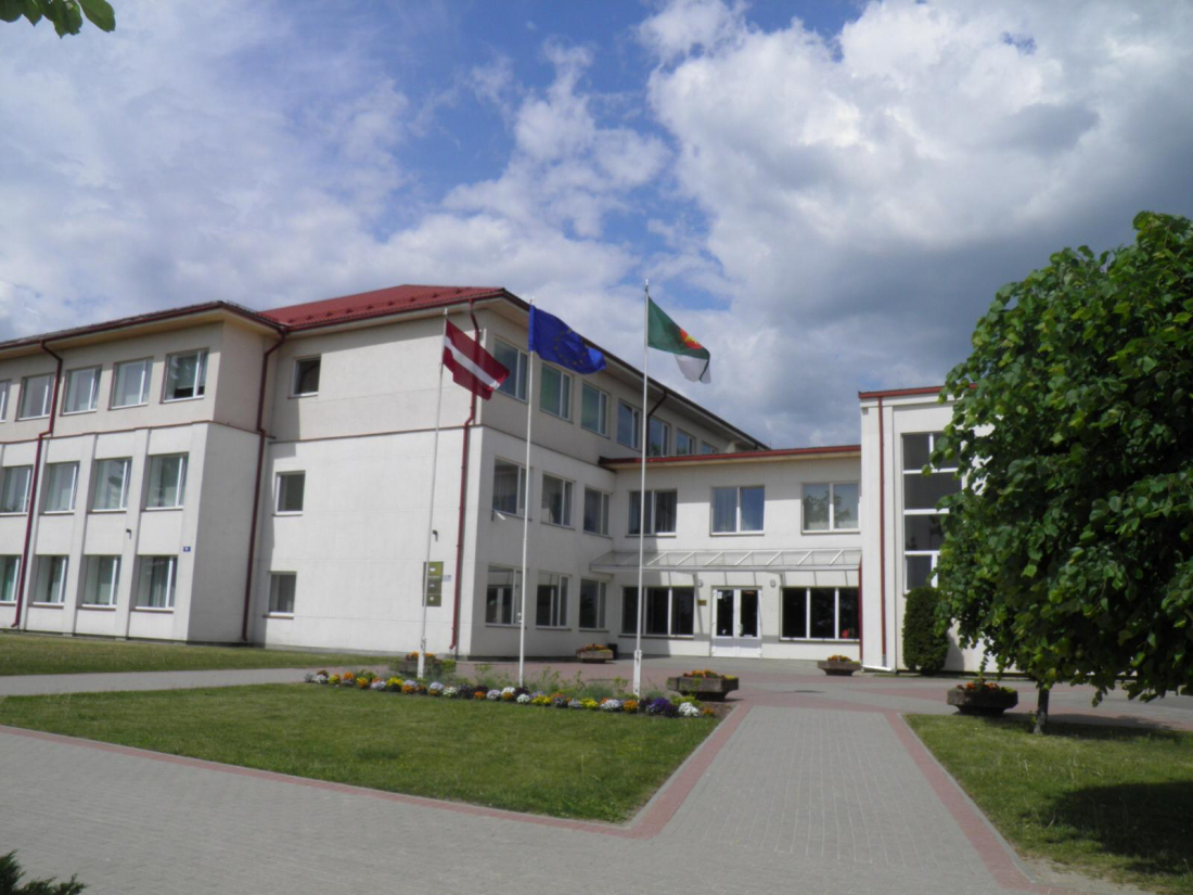 Madonas pilsētas vidusskola no ārpuses